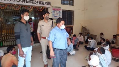 Photo of गढाकोटा कड़ी धूप मे तहशीलदार,थाना प्रभारी ने कोरोना कर्फ्यू को लेकर किया नगर भ्रमण
