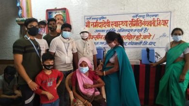 Photo of गंधवानी। 81 वर्षीय बुजुर्ग महिला ने लगवाई वैक्सीन,वेक्सिनेशन सेंटर पर समिति सदस्य कर रहे सहयोग ।