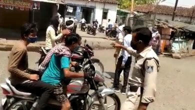 Photo of मालथौन। बेबजह घरों से बाहर घूमने वालों के खिलाफ प्रशासन हुआ शख्त,काटे चालान