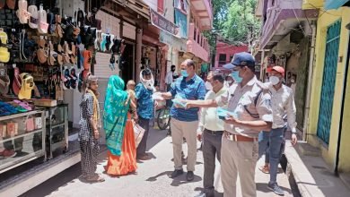 Photo of झाबुआ नगर में अनुविभागीय अधिकारी ,थाना प्रभारी व राजस्व अमले के साथ पैदल भ्रमण कर बिना मास्क वालों को मास्क किए वितरण