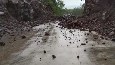 Photo of मंडला- NH-30 बबेहा पुल पर पहाड़ से बड़े पत्थर मार्ग पर गिरे,लगा 10 घंटों से जाम स्थानीय प्रशासन मौजूद।