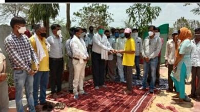 Photo of थान्दला। आजाद अध्यापक शिक्षक संघ ने अपने साथी शिक्षक दिवंगत अनिल डामोर को श्रद्धांजलि देकर उनके परिवार को संघ की तरफ से 47500 रू. भेंट किए।