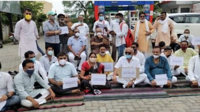 Photo of टीकमगढ़। कांग्रेस ने किया पेट्रोल,डीजल और रसोई खाद्य पदार्थों के बढ़ते दामों को लेकर प्रदर्शन।