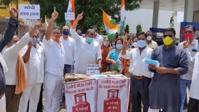 Photo of रतलाम। भाजपा विधायक चैतन्य काश्यप के पंप सहित सात पंपों पर डीजल पेट्रोल के मूल्य वृद्धि के खिलाफ कांग्रेस का प्रदर्शन।
