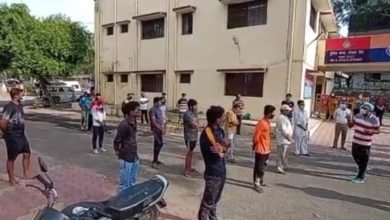 Photo of रतलाम। रविवार लॉकडाउन में सैर सपाटे पर निकले लापरवाह लोगों की टीआई ने लगाई क्लास, कोई मॉर्निंग वॉक पर निकला तो कोई दवाई खरीदने का बना रहे बहाना।