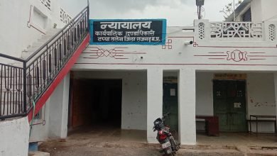 Photo of इकलेरा (तहसील पचोर)। गीली लकड़िय़ो से भरी ट्रैक्टर-ट्राली सहित जेसीबी पकड़ी।