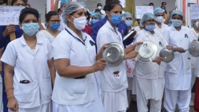 Photo of रतलाम। जिला अस्पताल में नर्सों ने बजाई ताली और थाली, पढ़ें किस वजह से नर्सों को उठाना पड़ा यह कदम।