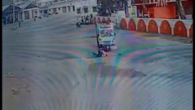 Photo of रतलाम। तेज रफ्तार मोटरसाइकिल और पिकअप वाहन में भिड़ंत, घटना सीसीटीवी कैमरे में हुई कैद।