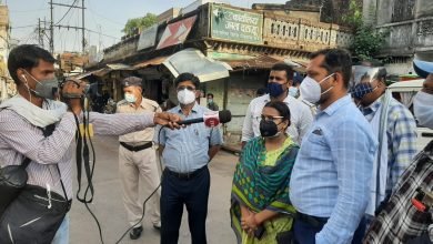 Photo of टीकमगढ़। एसडीएम टीकमगढ़ ने लोगों को वैक्सीन लगवाने हेतु बांटे आमंत्रण पत्र।
