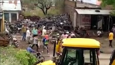 Photo of रतलाम। जमीन के लिए चली लाठियां। शिवगढ़ में जमीन विवाद में बरसा रहे एक दूसरे पर लाठी।