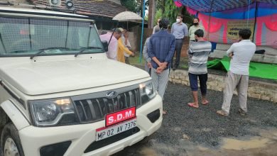 Photo of देवरी कलां(सागर)। ग्राम पंचायत छिंदली के सरपंच के खिलाफ हफ्ते भर से जारी धरना स्थल पर पहुंचे एसडीएम जितेंद्र पटेल।