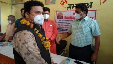 Photo of टीकमगढ़ |कुण्डेश्वर वैक्सीनेशन सेंटर पर 100 प्रतिशत वैक्सीनेशन का लक्ष्य पूर्ण करने पर टीकमगढ़ विधायक ने दी बधाईया।