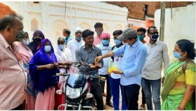 Photo of जतारा (टीकमगढ़) वैक्सीनेशन के लिए घर घर जाकर पीले चावल देकर किया प्रेरित|