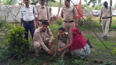Photo of देवरीकलां। अंतर्राष्ट्रीय योग दिवस के अवसर पर थाना प्रभारी प्रशांत सेन ने स्टाफ सहित थाना परिसर में किया वृक्षारोपण
