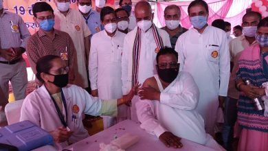 Photo of सारंगपुर (राजगढ़)। कलेक्टर सांसद की मौजूदगी में लगाया अंजुमन सदर को वेक्सीन।