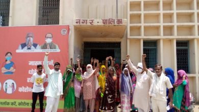 Photo of कैलारस।महिलाओं ने प्रदर्शन कर ज्ञापन दिया मटका फोड़ आंदोलन की चेतावनी।