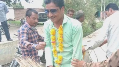 Photo of रतलाम । इंद्र देव को प्रसन्न करने के लिए गांव के उपसरपंच को गधे पर उल्टा बैठाकर घुमाया।