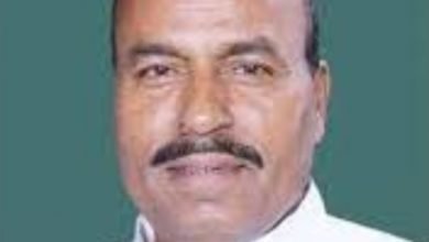 Photo of टीकमगढ़। केंद्रीय मंत्री बनते ही वीरेंद्र खटीक के भाजपाई समर्थकों ने आतिशबाजी ढोल ताशे पर नाचकर एक दूसरे को मिठाई खिलाकर मनाया जश्न।