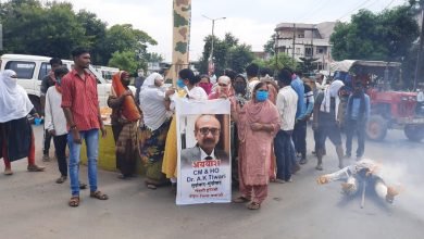 Photo of बैतूल । जिला स्वास्थ्य अधिकारी के खिलाफ सीमा अतुलकर के नेतृत्व में महिला कांग्रेस ने किया पुतला दहन।