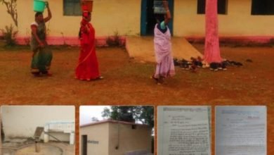 Photo of पेयजल के अभाव में छात्र-छात्राएं एवं शिक्षक पानी के लिए दूर जाने को मजबूर,बिगड़ा पड़ा हैंडपंप