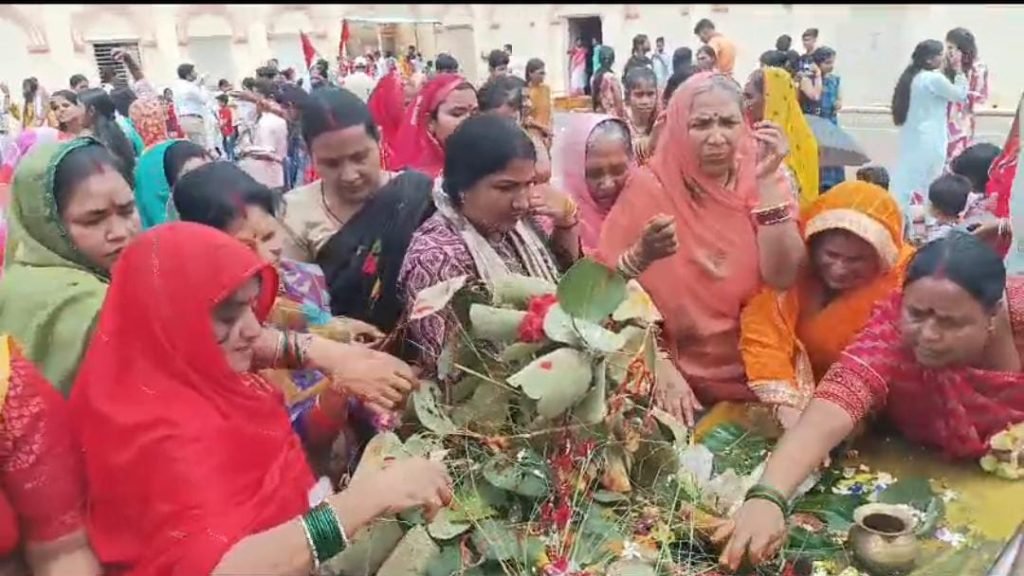हजारो की संख्या मे श्रद्वालू बडे ही भक्ति भाव से इस कार्यक्रम मे शामिल होते है...