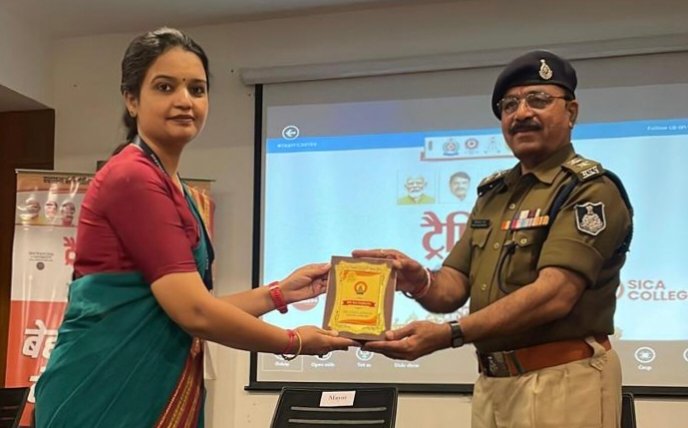 Sica में अतिथियों को मोमेंटम देते हुए कॉलेज प्राचार्य