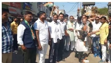 Photo of कांग्रेस ने अवैध शराब व्यापार के खिलाफ उठाई आवाज, आबकारी अधिकारी का पुतला जलाया