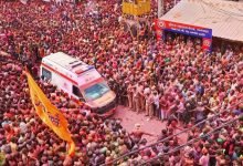 Photo of इंदौर की रंग पंचमी! सड़कों पर नहीं थी पैर रखने की जगह, जनता ने एंबुलेंस को ऐसे दिया रास्ता