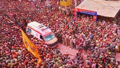 Photo of इंदौर की रंग पंचमी! सड़कों पर नहीं थी पैर रखने की जगह, जनता ने एंबुलेंस को ऐसे दिया रास्ता