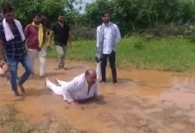 Photo of पन्ना। दलदल में तब्दील मार्गों से शुरू हुई कांग्रेसी नेता अनिल तिवारी की दंडवत यात्रा।