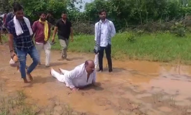 दलदल में तब्दील मार्गों से शुरू हुई कांग्रेसी नेता अनिल तिवारी की दंडवत यात्रा।