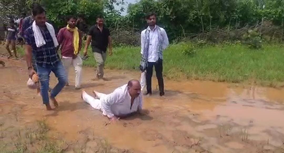 दलदल में तब्दील मार्गों से शुरू हुई कांग्रेसी नेता अनिल तिवारी की दंडवत यात्रा।