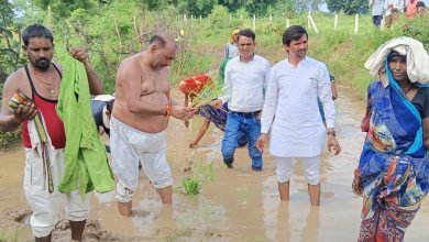 Photo of  पन्ना। कांग्रेसियों का अर्धनग्न सत्याग्रह ,कीचड़ युक्त सड़क में की धान की रोपाई ,घोड़े और बैल को सौंपा ज्ञापन