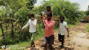 रास्ता नहीं है!बीमार कंधे पर ढोए जा रहे हैं